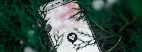 Tinder lance sa première série interactive un téléphone avec un coeur dessus