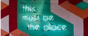 un panneau lumineux où l'on peut lire "this must be the place"
