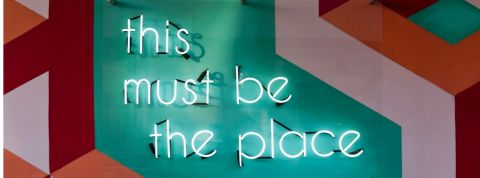 Quelles sont les entreprises qui font les meilleurs entretiens ?  un panneau lumineux où l'on peut lire  - this must be the place -