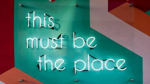 un panneau lumineux où l'on peut lire  - this must be the place - 