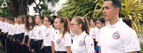 Les vacances d'été de Tibo InShape sont astucieusement payé par le gouvernement une jeune influenceur au garde à vous dans la jungle avec d'autres jeunes.