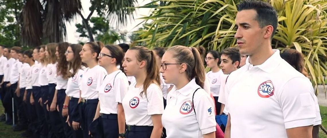 Les vacances d'été de Tibo InShape sont astucieusement payé par le gouvernement une jeune influenceur au garde à vous dans la jungle avec d'autres jeunes.