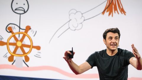 un homme parlant durant une conférence