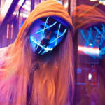 une jeune fille avec un masque lumineux