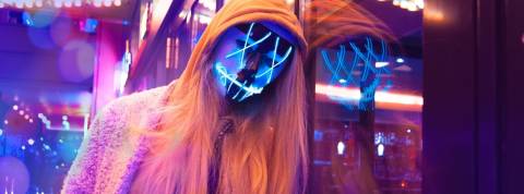 De troll à modératrice, il n'y a qu'un pas une jeune fille avec un masque lumineux