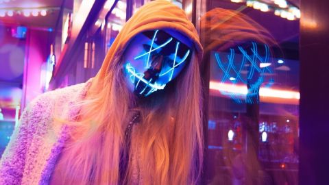 une jeune fille avec un masque lumineux