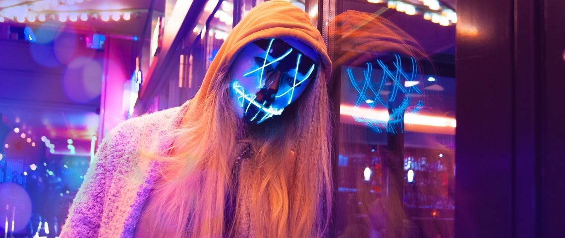 De troll à modératrice, il n'y a qu'un pas une jeune fille avec un masque lumineux