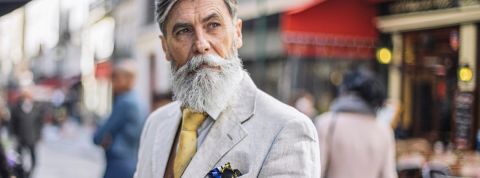 Quelle place pour les seniors dans l'économie ? Un homme élégant portant une barbe
