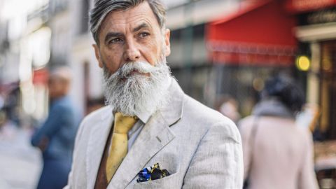 Un homme élégant portant une barbe
