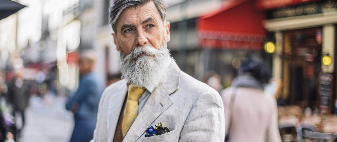 Quelle place pour les seniors dans l'économie ? Un homme élégant portant une barbe