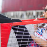 Une jeune femme dans un caddie de supermarché