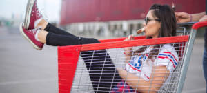 Une jeune femme dans un caddie de supermarché