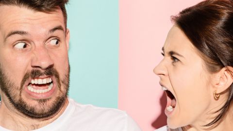 Un homme et une femme se disputent en gros plan