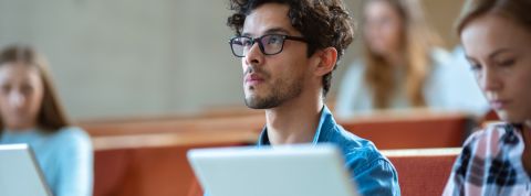 Deux tiers des Français auraient aimé faire des études dans le numérique Étudiant derrière un ordinateur en salle de classe