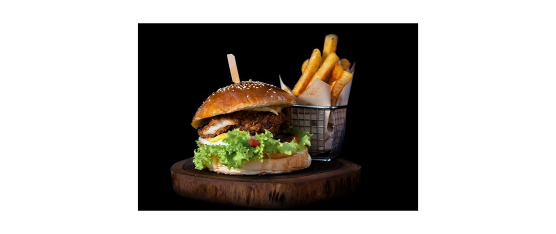 Buffalo Grill en partenariat avec Beyond Meat propose un hamburger végétarien Photo d'un hamburger avec une portion de frites