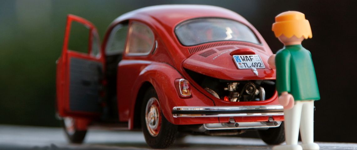 Cadeau-publicitaire-secteur-automobile Un playmobile ouvre le coffre d'une voiture jouet