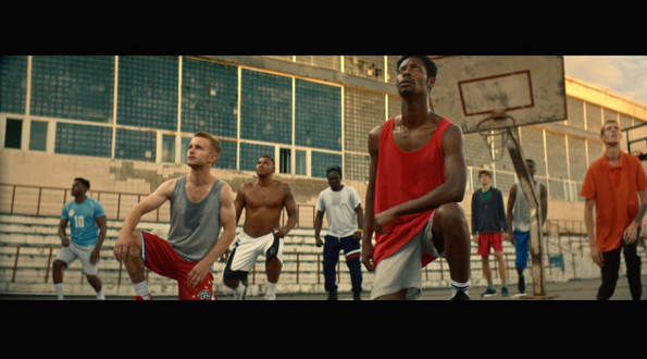 La nouvelle campagne Winamax est orchestrée par TBWA Photo d hommes jouant au basket