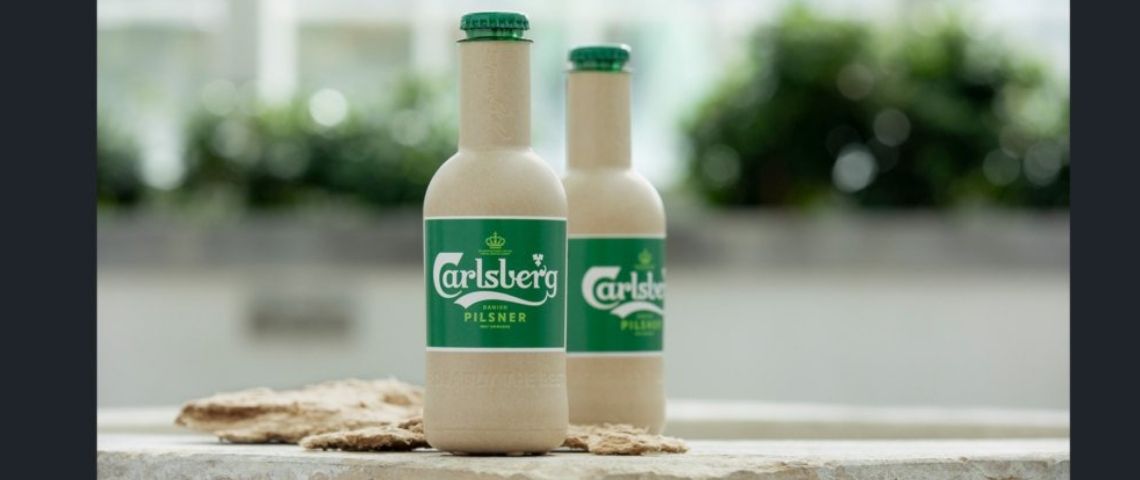 Carlsberg dévoile une bouteille en papier écoresponsable et recyclable Visuel de la bouteille papier de Carlsberg