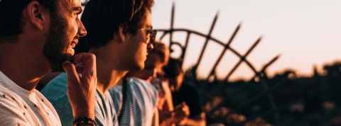 Employee-advocacy-profils-ambassadeurs Des amis assis face au paysage