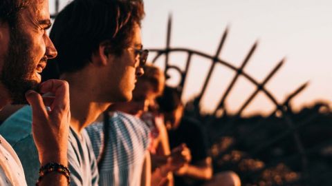 Des amis assis face au paysage