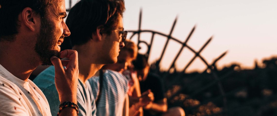 Employee-advocacy-profils-ambassadeurs Des amis assis face au paysage