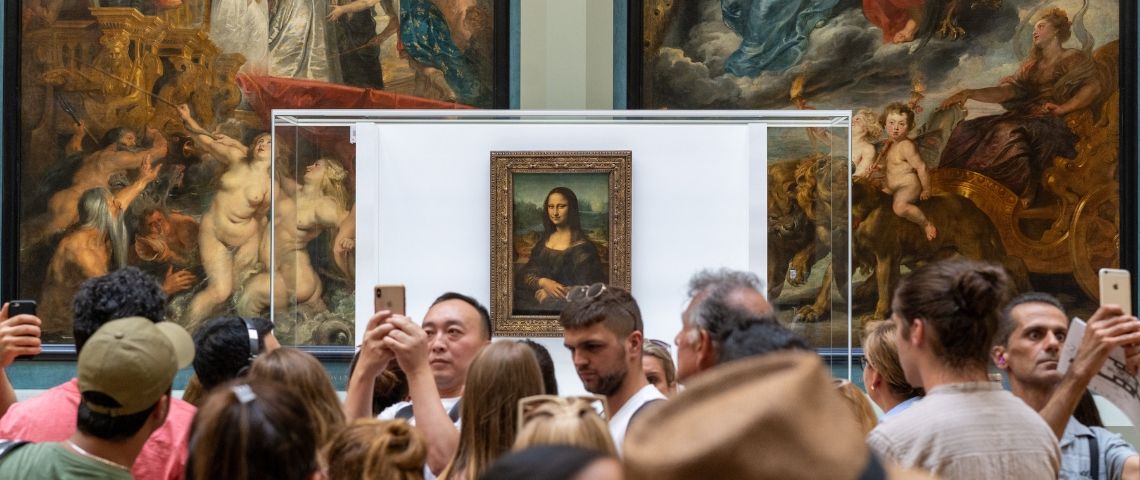 L'exposition Léonard de Vinci au Louvre vous offre un tête à tête avec la Joconde en VR Tableade la Joconde avec des visiteurs qui prennent des photos