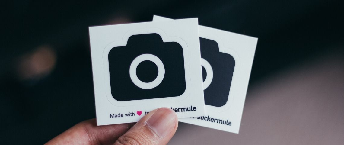 Instagram annonce vouloir renoncer à certains filtres qui imitent les effets de la chirurgie esthétiques logo instagram en noir et blanc