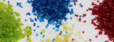 Ces innovations qui veulent booster l’éco-conception Petits granulés de toutes les couleurs thermoplastiques hydrosolubles et biodégradables à base de protéine du lait