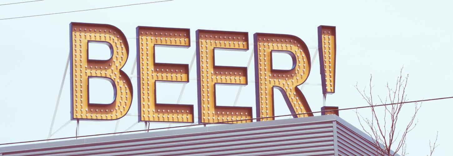Nicolas le caviste lance un nouveau concept dédié à la bière artisanale baptisé : « Craft Beers & Cie ». Photo d'un panneau publicitaire : Beer !