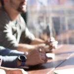 Des gens autour d'une table