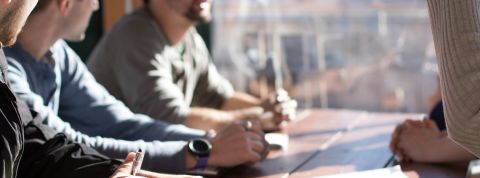 Rapport-annuel-mutation Des gens autour d'une table