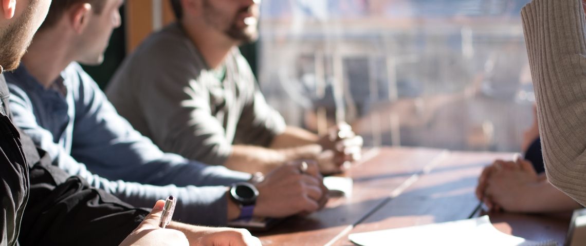 Rapport-annuel-mutation Des gens autour d'une table