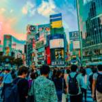 Des japonais marchent dans la rue