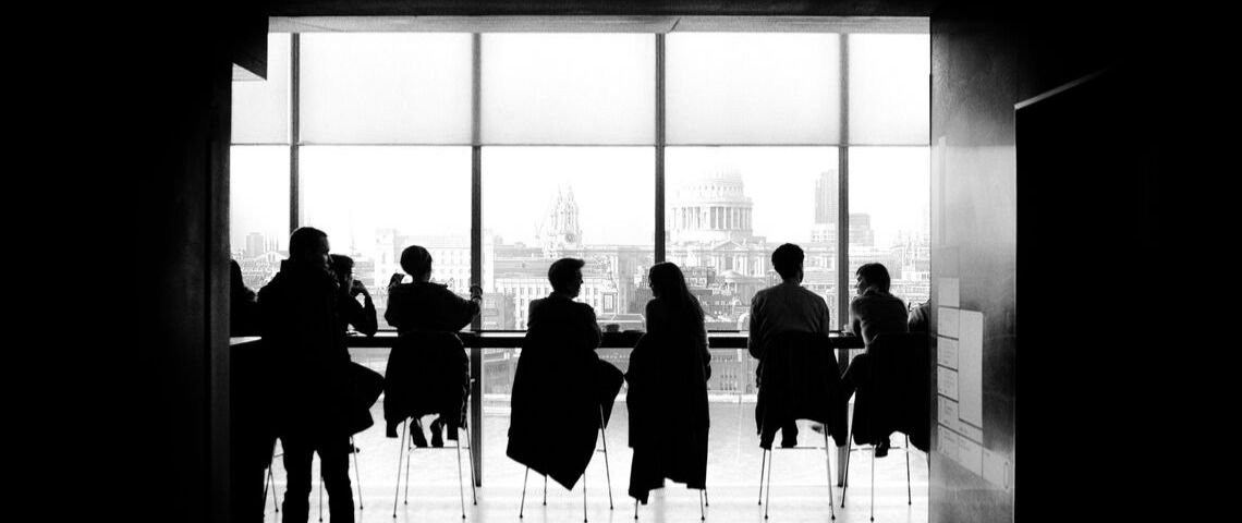 Un comité de rédaction vraiment efficace Des personnes assises face à une fenêtre
