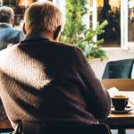 Veil homme de dos senior boomer