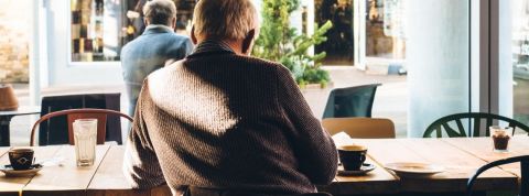 Comment comprendre les désirs des seniors ? Veil homme de dos senior boomer