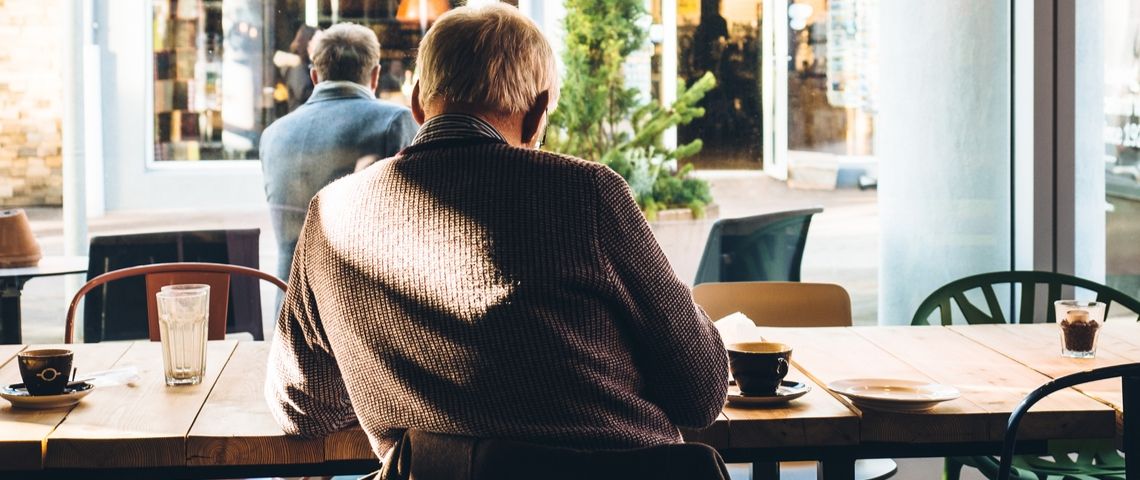 Comment comprendre les désirs des seniors ? Veil homme de dos senior boomer