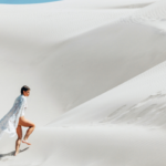 Une femme marchant dans les dunes