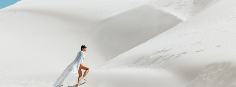 Une femme marchant dans les dunes