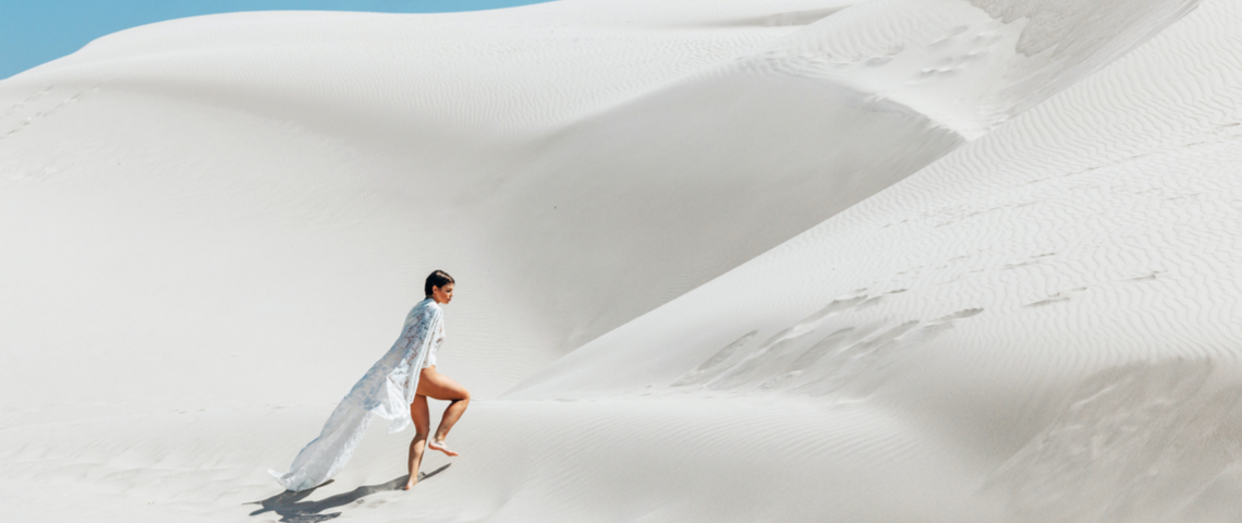 Une femme marchant dans les dunes