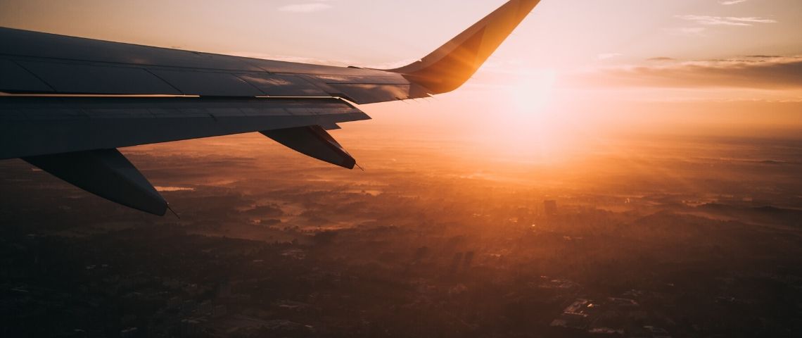 Vueling Airlines lance le Wifi haut débit dans ses avions Phtot de l'aile d'un avion au soleil couchant