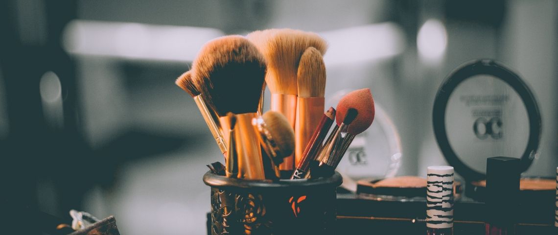 YouTube lance une version bêta de sa fonctionnalité de maquillage en réalité augmentée Visuel de pinceux de maquillage dans un pot