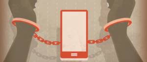Main menottée à un smartphone