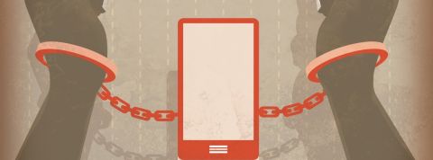 Nir Eyal : Penser que tout le monde est addict à son smartphone est une idée stupide Main menottée à un smartphone