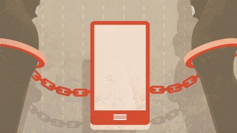 Main menottée à un smartphone