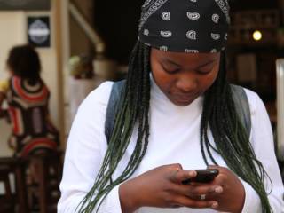 SMS : les ados écrivent moins mais plus vite