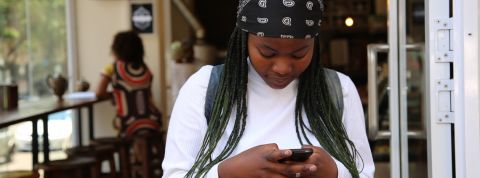 Vous pensez taper vite sur votre téléphone ? Attendez de voir le score des ados Jeune fille tape un message un message sur son téléphone.