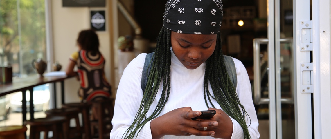 Vous pensez taper vite sur votre téléphone ? Attendez de voir le score des ados Jeune fille tape un message un message sur son téléphone.