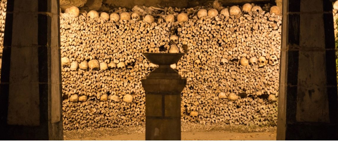 Pour Halloween Airbnb propose des visites de lieux insolites, frisson garantis Photo des catacombes de paris