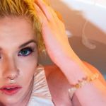 Une femme avec les cheveux orange dans sa baignoire